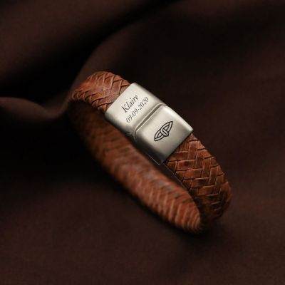PERSONALIZE a leather bracelet
